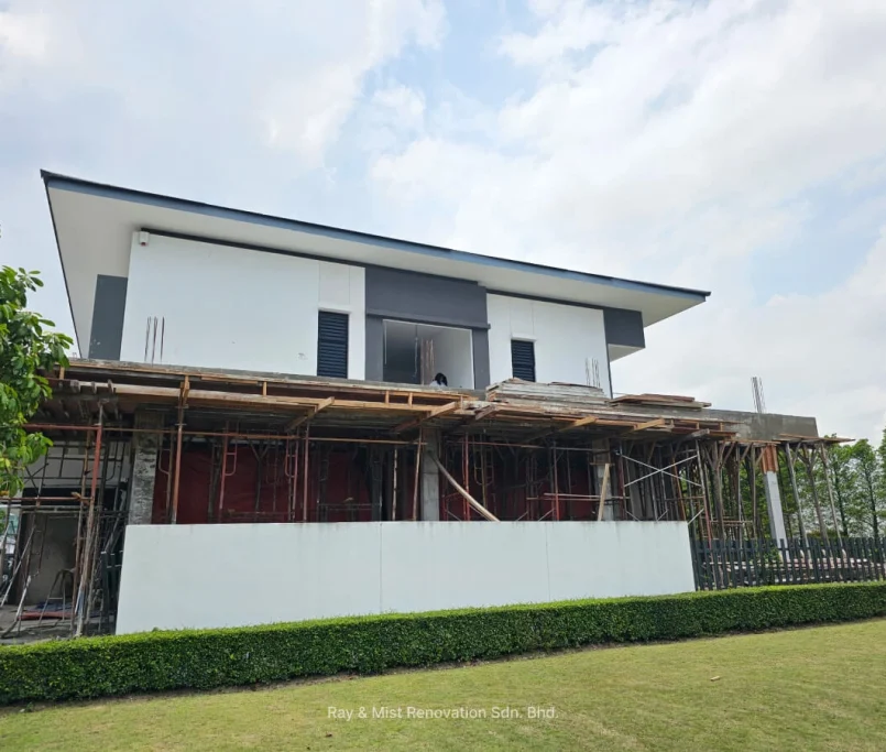 Side view of a modern two-storey house undergoing ground floor renovation with scaffolding in place —Project by Ray & Mist Renovation Sdn. Bhd.