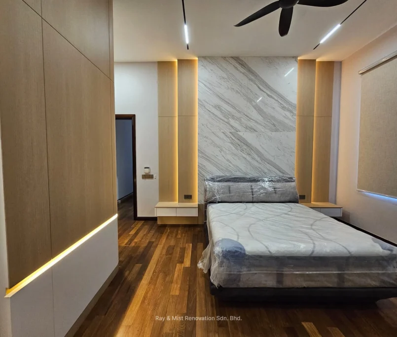 Modern bedroom with marble feature wall and built-in lighting —Project by Ray & Mist Design Sdn. Bhd.