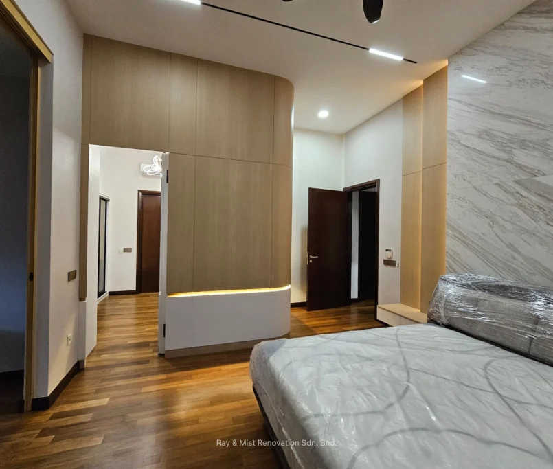 Modern bedroom with wood flooring, marble feature wall, and built-in lighting —Project by Ray & Mist Design Sdn. Bhd.