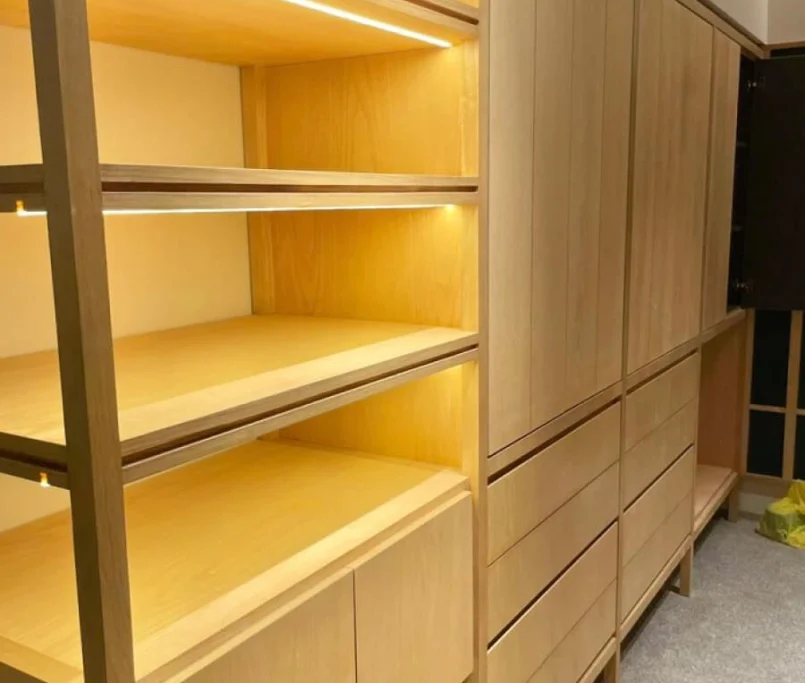 Light wood open shelving with integrated LED lighting next to built-in cabinets and drawers —Project by Ray & Mist Design Sdn. Bhd.